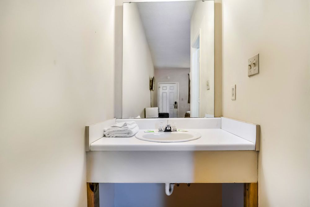 OYO HOTEL RULEVILLE ROUTE 49W 32 Photos 490 S Oak Ave 4218