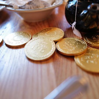 Peter Luger - They give you chocolate coins at the end. Plenty for everyone and more! :) - Steakhouses Near Me - Brooklyn, New York