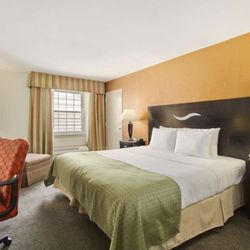 Days Inn by Wyndham Shelburne/Burlington - Standard King Bed Room