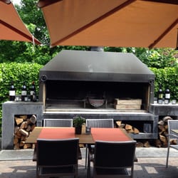 El Portillo Bar-bodega - De grote barbecue met de Jeroboam (3 ltr) Malbecs (kijk die arme literfles olie ernaast...)