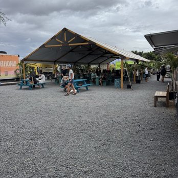 Geste Shrimp Truck - Seating area - Food Trucks Near Me - Kahului, Hawaii