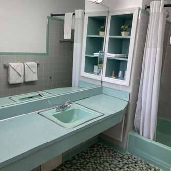 Cardinal Inn - Bathroom - Guest Houses Near Me - Luray, Virginia Cardinal Inn - Bathroom - Guest Houses Near Me - Luray, Virginia