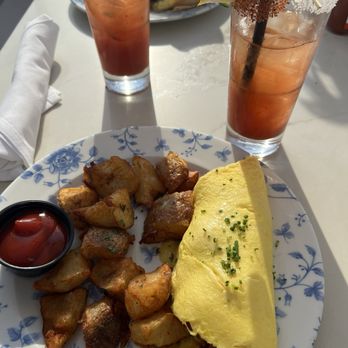 Thompson Hollywood - Breakfast Omelette and Bloody Mary's - Hotels Near Me - Los Angeles, California