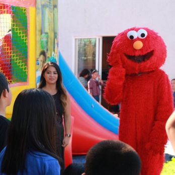 Sevilla Magic FX - Elmo playing games with kids of all ages! - Magicians Near Me Sevilla Magic FX - Elmo playing games with kids of all ages! - Magicians Near Me