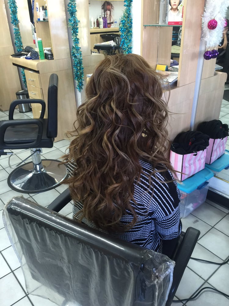 Ida's Hair and Nails Logo