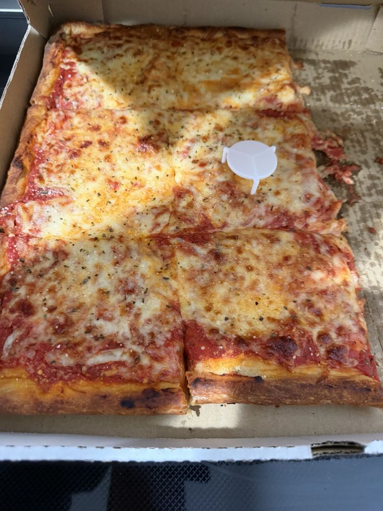 Tony's Restaurant & Pizzeria Logo