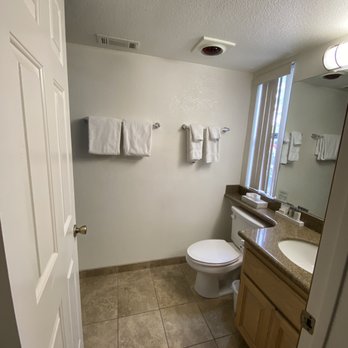 Lagonita Lodge - Bathroom - Hotels Near Me - Big Bear Lake, California