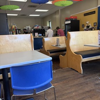 Foodeez - Inside, probably about 6/7 tables or so - Caribbean Near Me - Middletown, Ohio