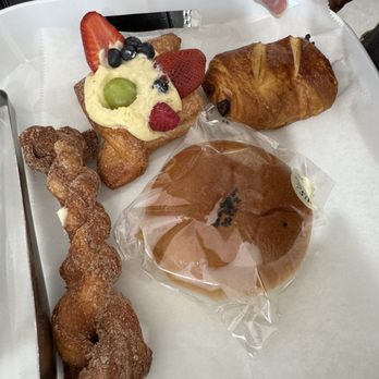 Tous Les Jours - Churro, fruit pastry, chocolate croissant, red bean bun - Bakeries Near Me - University City, Missouri Tous Les Jours - Churro, fruit pastry, chocolate croissant, red bean bun - Bakeries Near Me - University City, Missouri