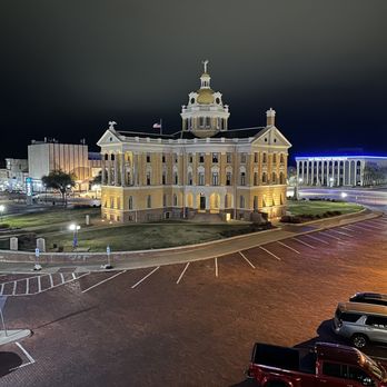 Rüeggenbach Brewing - Another view looking over the parked cars along the Marshall square area - Breweries Near Me - Marshall, Texas