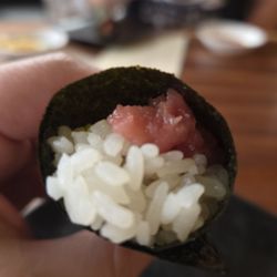 OMAKAI sushi - Negitori hand roll