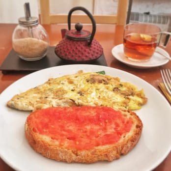 Mama's Cafe - Omelette with mushroom, spinach and cheese, plus pan con tomate! - Breakfast & Brunch Near Me - Barcelona, B Mama's Cafe - Omelette with mushroom, spinach and cheese, plus pan con tomate! - Breakfast & Brunch Near Me - Barcelona, B