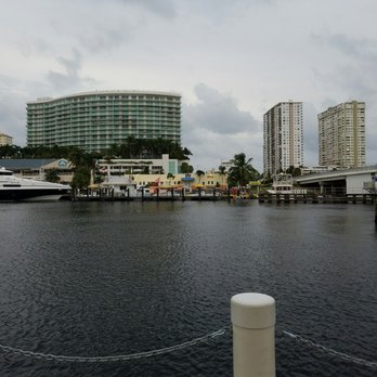 Houston's Restaurant - American Near Me - Pompano Beach, Florida