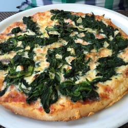 Pizzeria La Casa - Pizza  Speziale mit Tomatensoße, Käse, Spinat, Sardellen, Oliven und Knoblauch