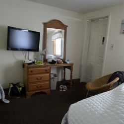 Boulevard Motel - Only 1 chair. small table