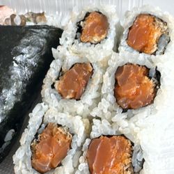 Hanami Sushi - Spicy salmon roll