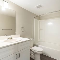 Bristol Square and Golden Gate Apartments - Bathroom
