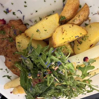 Restaurant Felsenkeller - Schnitzel mit Spargel und Backkartoffeln und Sauce Hollondaise. - German Near Me - Bad Suderode, ST Restaurant Felsenkeller - Schnitzel mit Spargel und Backkartoffeln und Sauce Hollondaise. - German Near Me - Bad Suderode, ST