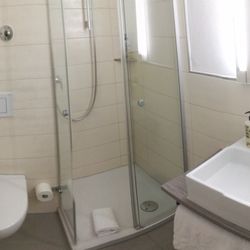 Hotel Restaurant Rad - Im Doppelzimmer gibt es mehr Ablagefäche im Bad- für zwei würde es aber auch hier sehr knapp werden