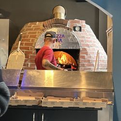 Pizza Via - Pizzaiolo at work