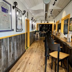 Twin Bros Burgerz - Indoor seating