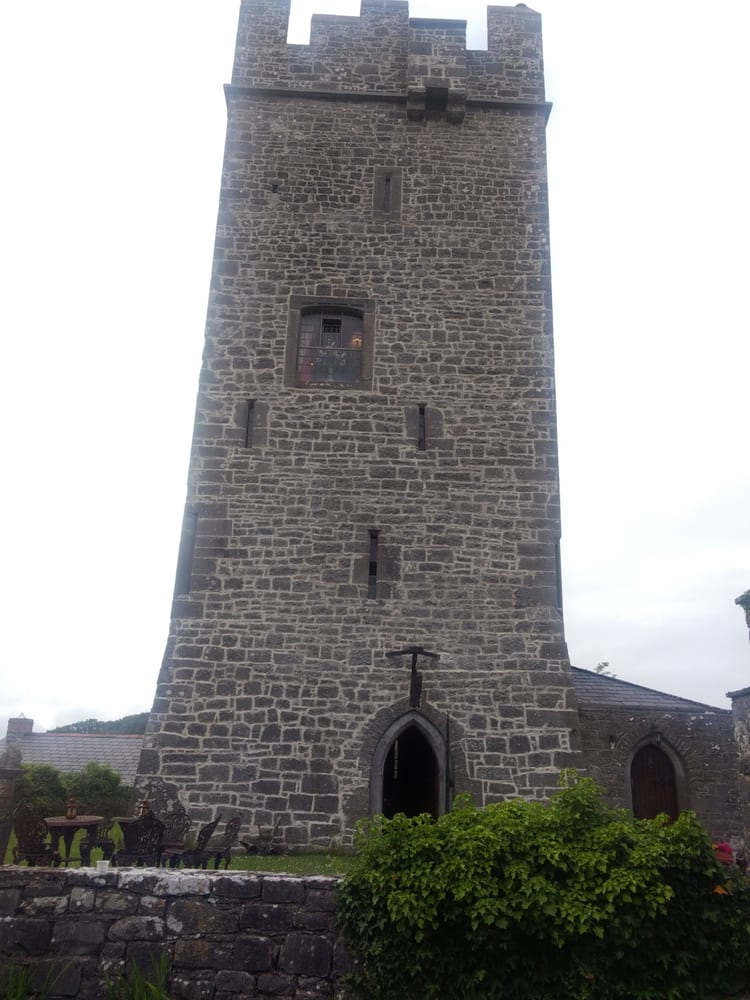 BALLYHANNON CASTLE & COACH HOUSE Quin, Co. Clare, Republic of Ireland