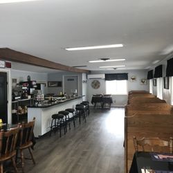 Starky's Grill - Dining room w/ counter seating