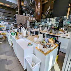 Leaves House - Cafe counter