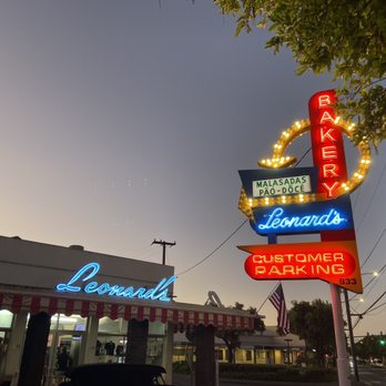 Leonard's Bakery - Early am- no line :) - Bakeries Near Me - Honolulu, Hawaii
