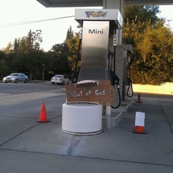 Leon's Unocal - Pump out of gas