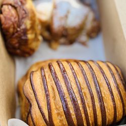 Halekulani Bakery - Pastry box