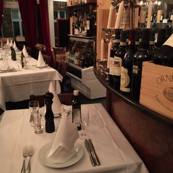Gallo Nero - Nett eingedeckte Tische - Italian Near Me - Bremen, HB