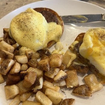 Sunfield Restaurant - Steak Benedict - Breakfast & Brunch Near Me - Ottawa, Illinois