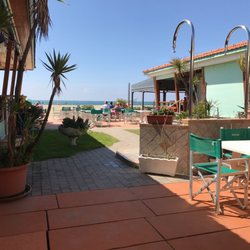 Bagno Irene - Patio with changing rooms and food right on the beach