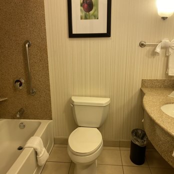 Hilton Garden Inn Oxnard/Camarillo - Standard bathroom - Hotels Near Me - Oxnard, California