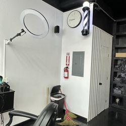 Ace Of Fades Hawaii - I like the old fashioned barber shop light.