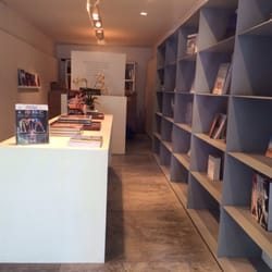 Rizzoli Studio - Tiendas tesoro una a lado de otra