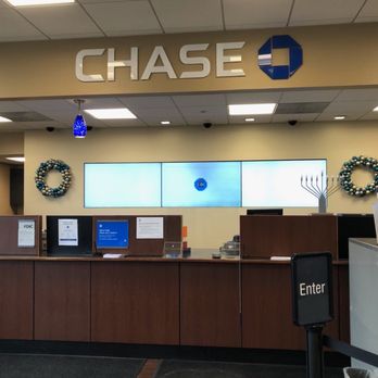 Chase Bank - The branch with a bit of holiday decor. - Banks & Credit Unions Near Me - Park Ridge, Illinois