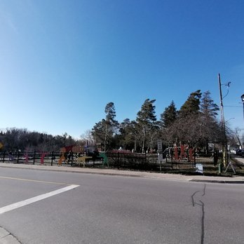 Mill Pond Park - Parking lot to the kid's playground - Parks Near Me - Richmond Hill, Ontario