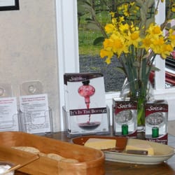 ArborBrook Vineyards - Making wine tasters feel welcome with flowers, cheese and crackers