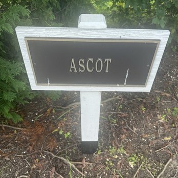 SevenOaks - Parking spot - Bed & Breakfast Near Me - Lake Geneva, Wisconsin