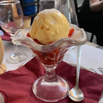 Tonnarello - Strawberries and ice cream. - Desserts Near Me - Rome, RM Tonnarello - Strawberries and ice cream. - Desserts Near Me - Rome, RM