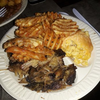Willie's Joint Bar and Grill - Chewy pulled pork, waffle fries and jalapeno Mac n cheese - Bars Near Me - Buda, Texas