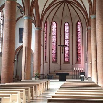 Probsteikirche - Altar und Fenster - Churches Near Me - Lübeck, SH