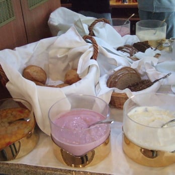 Haus Rungholt - haus rungholt: brotauswahl und milchprodukte zum frühstück - Hotels Near Me - Helgoland, SH