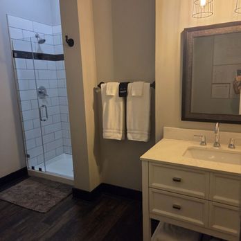 Gibson’s Warehouse - Large bathroom - Hotels Near Me - Staunton, Virginia