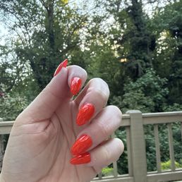 Red nails! Red nails!