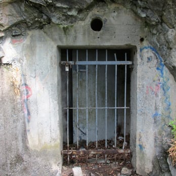 Ålesund Bypark - Scruffy cave thing. Not sure what's in it - Parks Near Me - Ålesund, 15