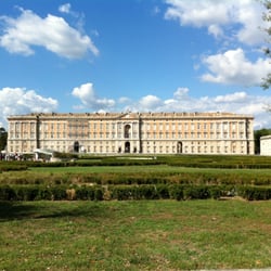 Stazione di Caserta - La Reggia di Caserta, proprio di fronte