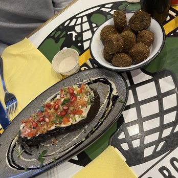 L'As du Fallafel - Aubergine grillée à la thrina, falafels (grilled eggplant with tahini, falafels) - Kosher Near Me - Paris, 75 L'As du Fallafel - Aubergine grillée à la thrina, falafels (grilled eggplant with tahini, falafels) - Kosher Near Me - Paris, 75